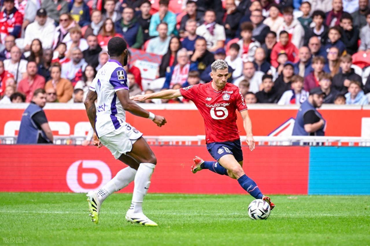 18岁姆巴佩弟弟补时读秒绝杀！里尔3连胜登顶法甲，38岁吉鲁替他开路